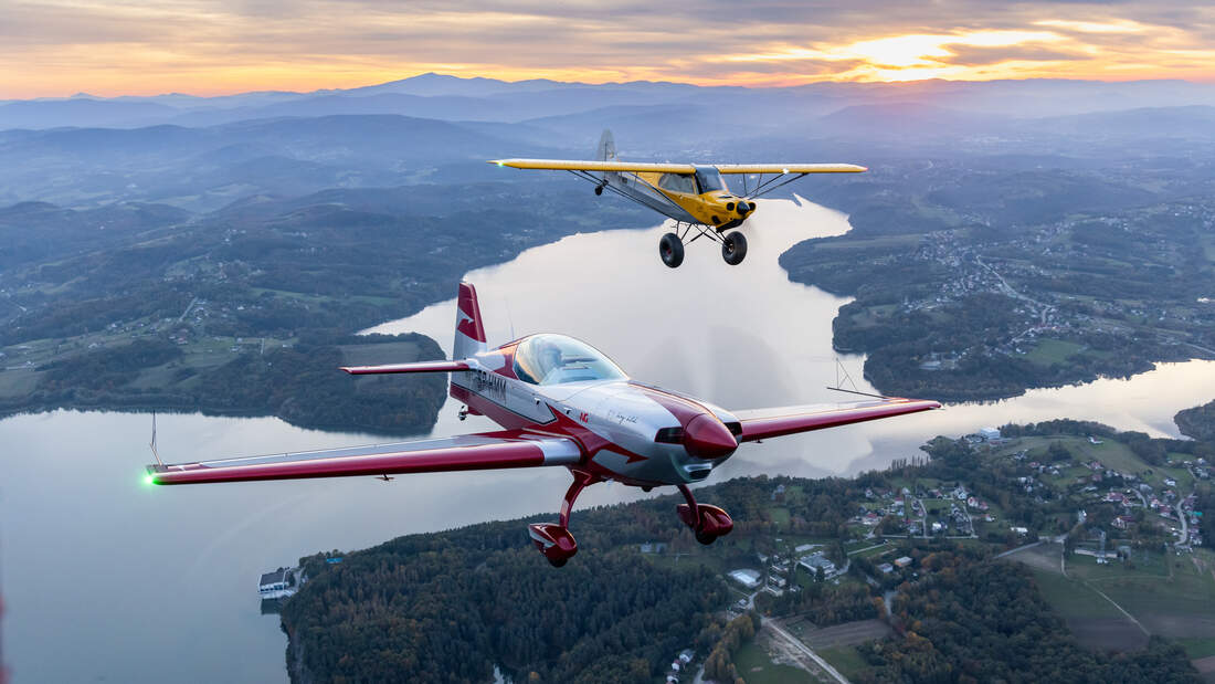Carbon Cub SS trifft auf Extra NG: Rendezvouz in den Bergen